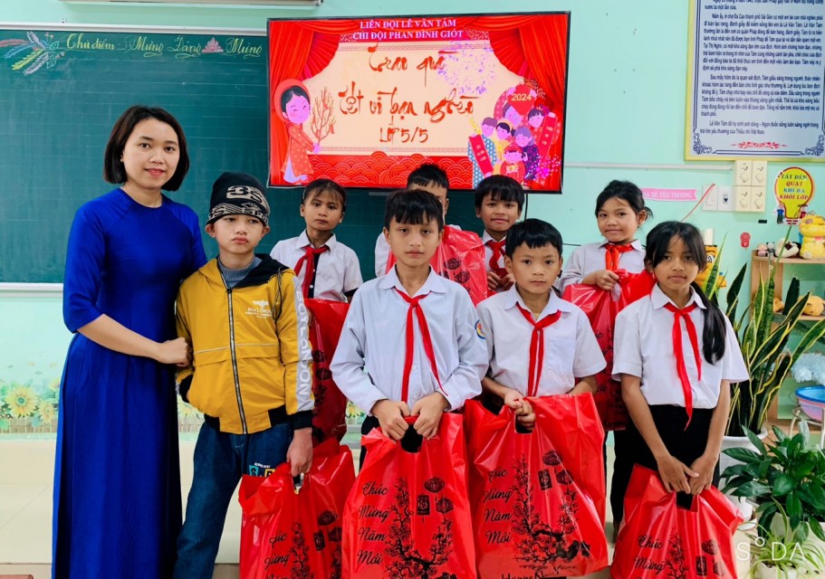 Liên đội Trường Tiểu học Lê Văn Tám tặng quà các em học sinh có hoàn cảnh khó khăn nhân dịp Tết nguyên đán Giáp Thìn 2024