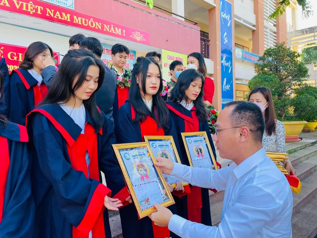 Phó Chủ tịch UBND huyện Phước Sơn trao giấy khen cho "học sinh 3 tốt" năm 2022-2023