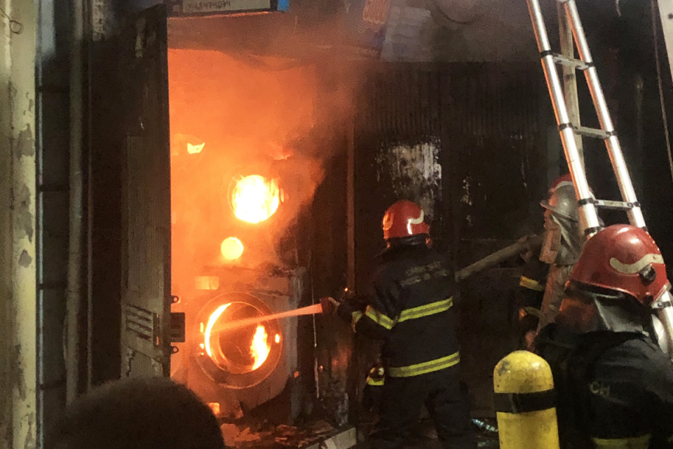 Lính cứu hỏa kể phút vượt 'biển lửa' cứu 3 người mắc kẹt trong đám cháy ở Hà Nội